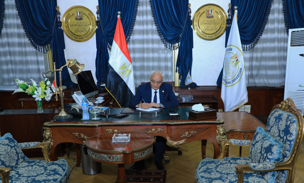 وزير التربية والتعليم يصدر قرارًا بشأن امتحانات طلاب مصر في الخارج
