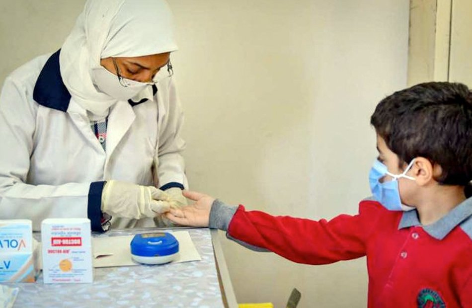 كشف طبي على الطلاب بسبب انتشار الفيروس التنفسي المخلوي