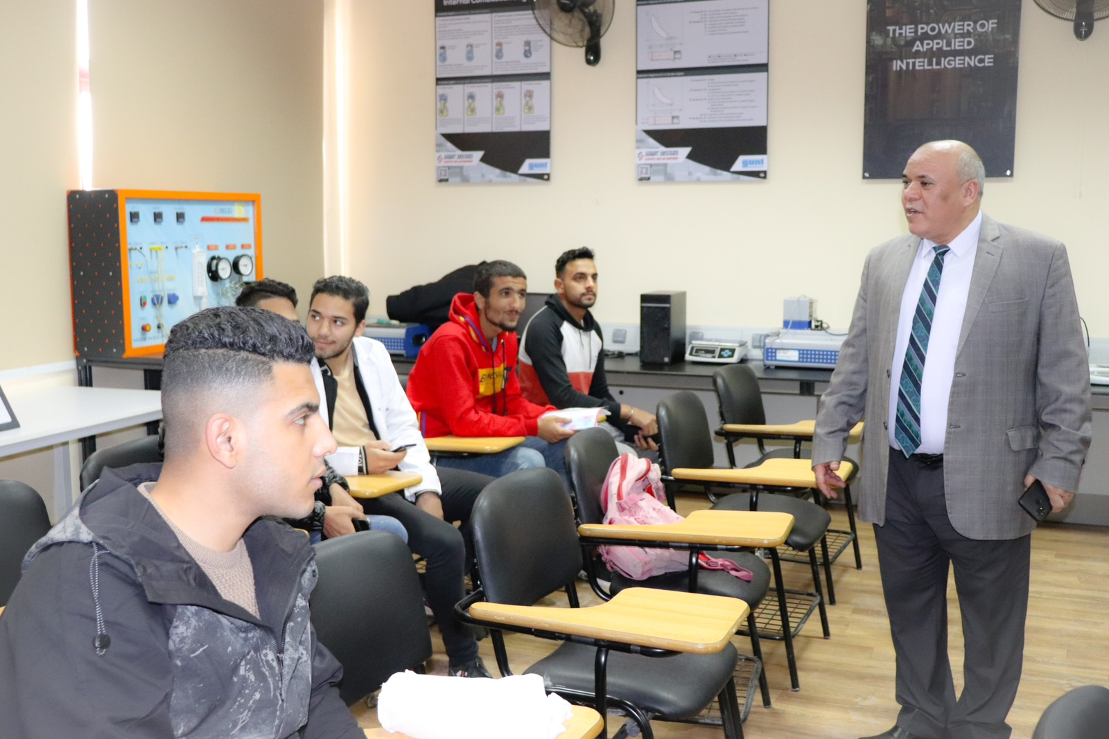 رئيس جامعة الدلتا التكنولوجية يتفقد سير الإختبارات العملية للطلاب