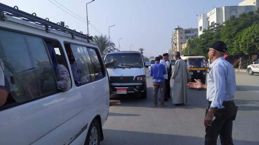 حملات مكثفة بمواقف بالمنيا للتأكد من الالتزام بتعريفة الركوب