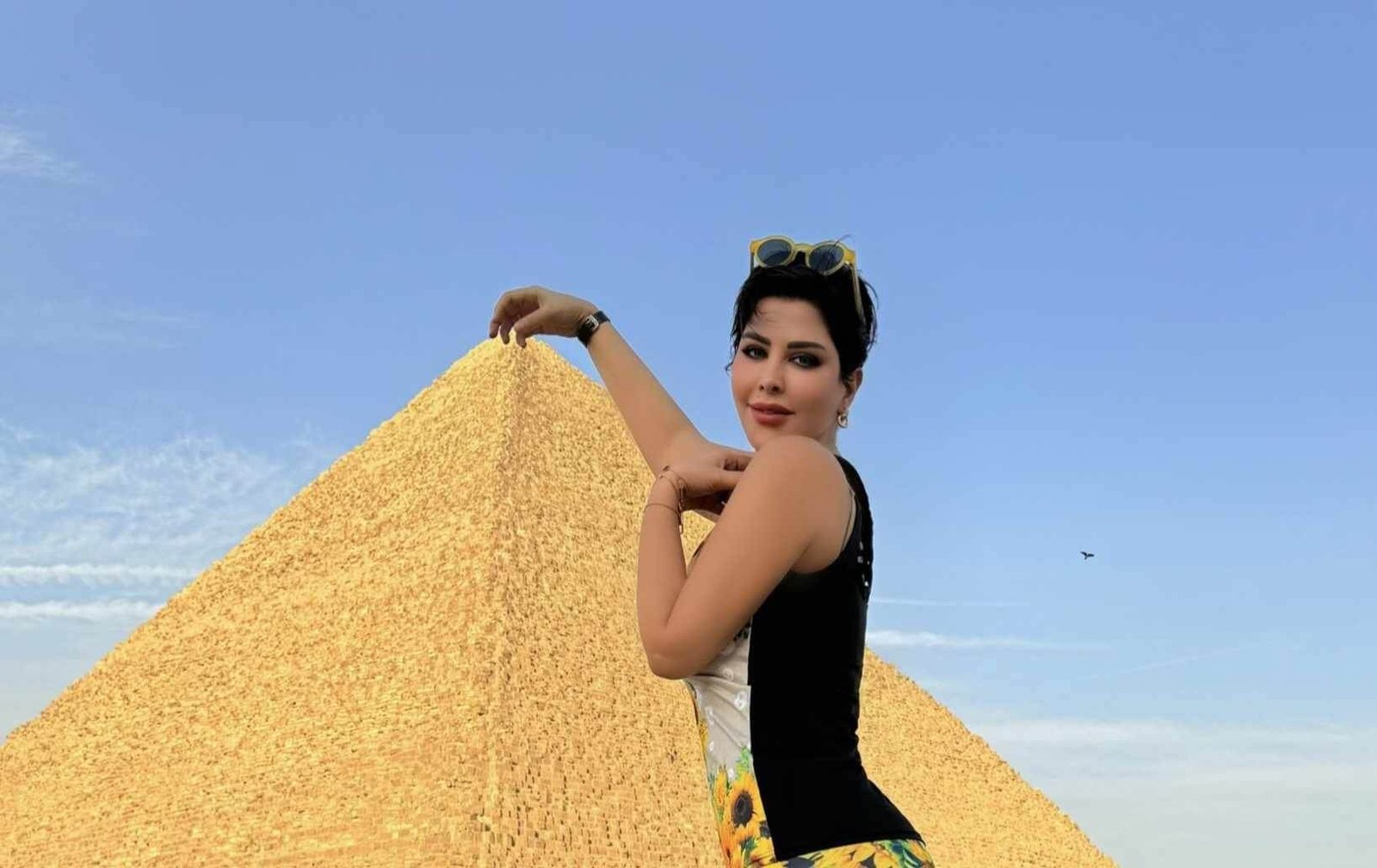 شمس الكويتيه تثير الجدل بصور جريئة في الاهرامات