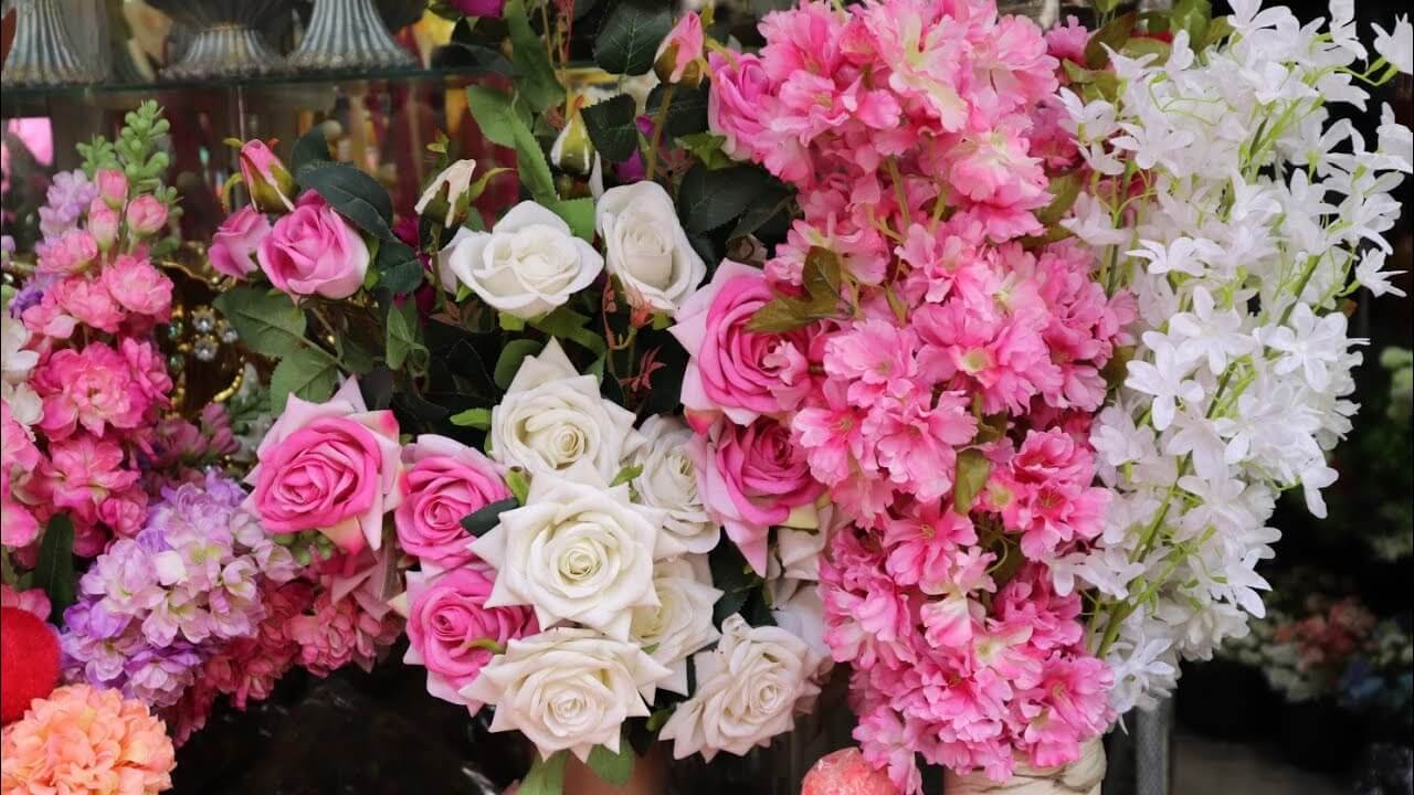 الورود هي الطبيعة الصامتة النابضة بكل أنواع الحياة